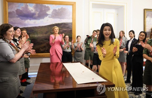 윤석열 대통령 부인 김건희 여사와 안제이 두다 폴란드 대통령의 부인 아가타 코른하우저 두다 여사가 13일(현지시간) 바르샤바의 영빈관인 벨베데르궁에서 폴란드 스카우트 대원들과 폴란드 전통놀이인 뚜껑치기를 즐기고 있다. [사진공동취재단, 바르샤바=연합뉴스]